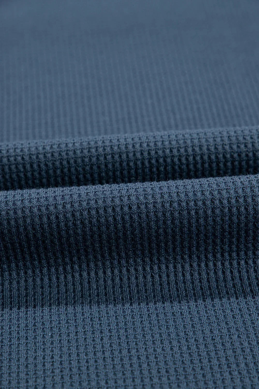 Haut texturé gaufré bleu à col en V avec manches tombantes et coutures apparentes