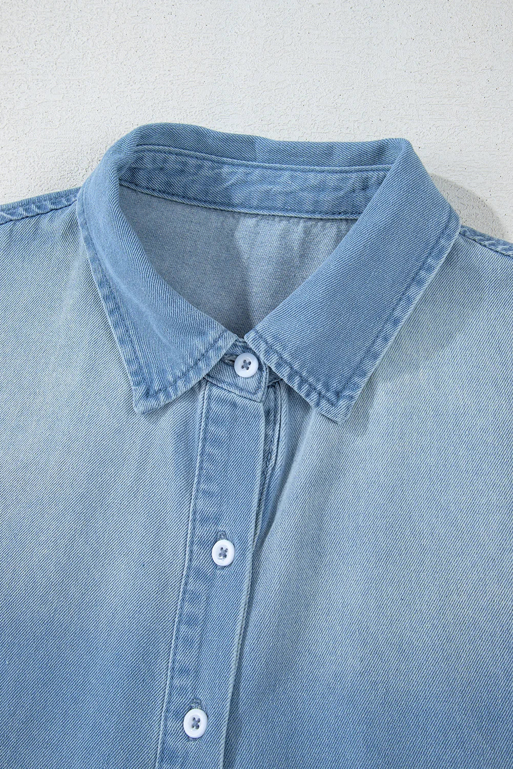 Robe Chemise en Jean Bleu Délavé et Ourlet Brut Beau