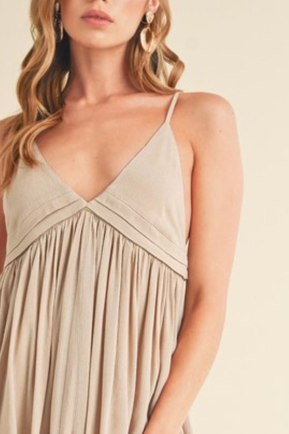 Nouvelle Robe Mini Cami Froncée Plongeante d'Été pour Femmes – Flatteuse, Confortable, Sophistiquée & Séduisante avec une Coupe Sculptée et un Décolleté Plongeant pour les Occasions Spéciales