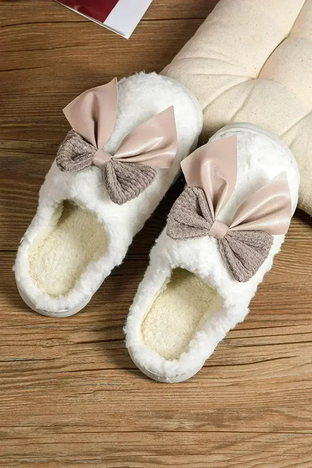 Pantoufles d'hiver en peluche à nœud et applique, contraste blanc