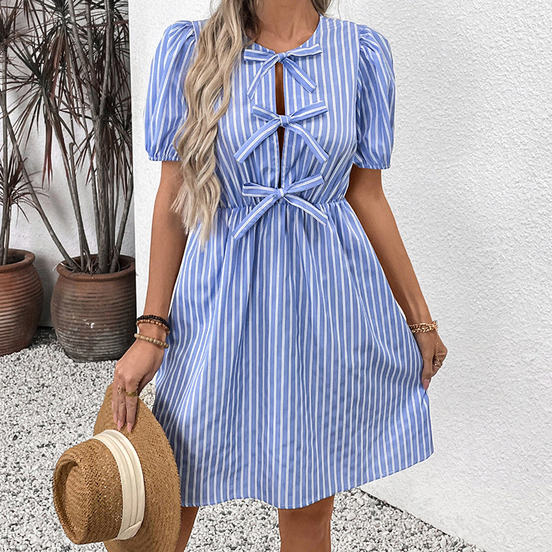 Mini-robe rayée à nouer sur le devant et à manches bouffantes pour femme