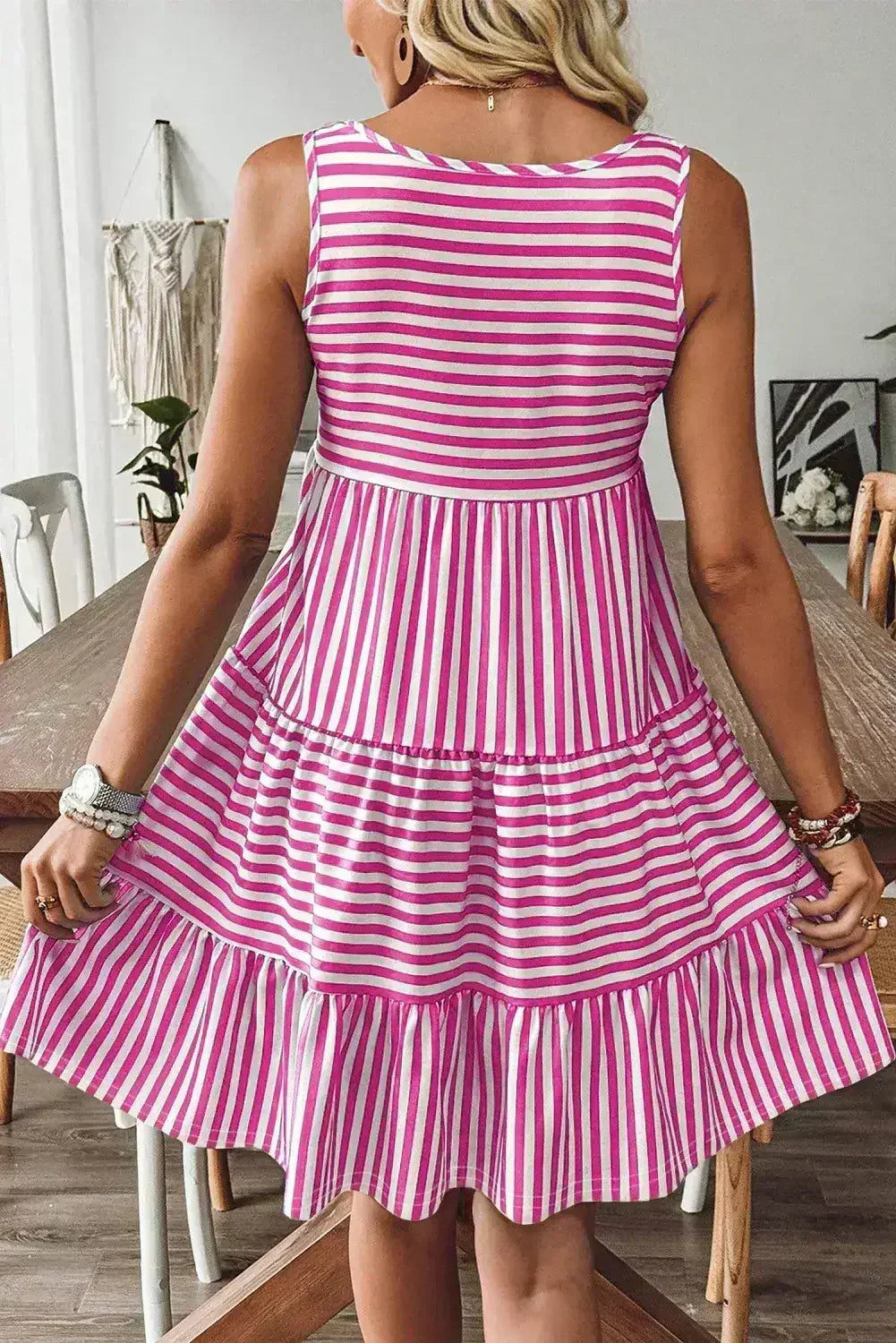 Mini-robe ample sans manches à col en U et rayures noires