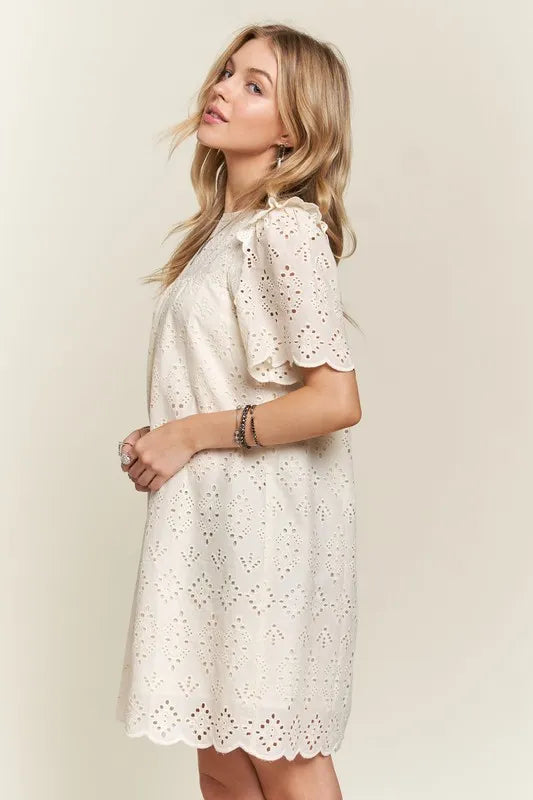 Robe d'été pour femme à œillets froncée et col rond – Robe à œillets élégante et féminine avec détails froncés pour les garden-parties et occasions spéciales