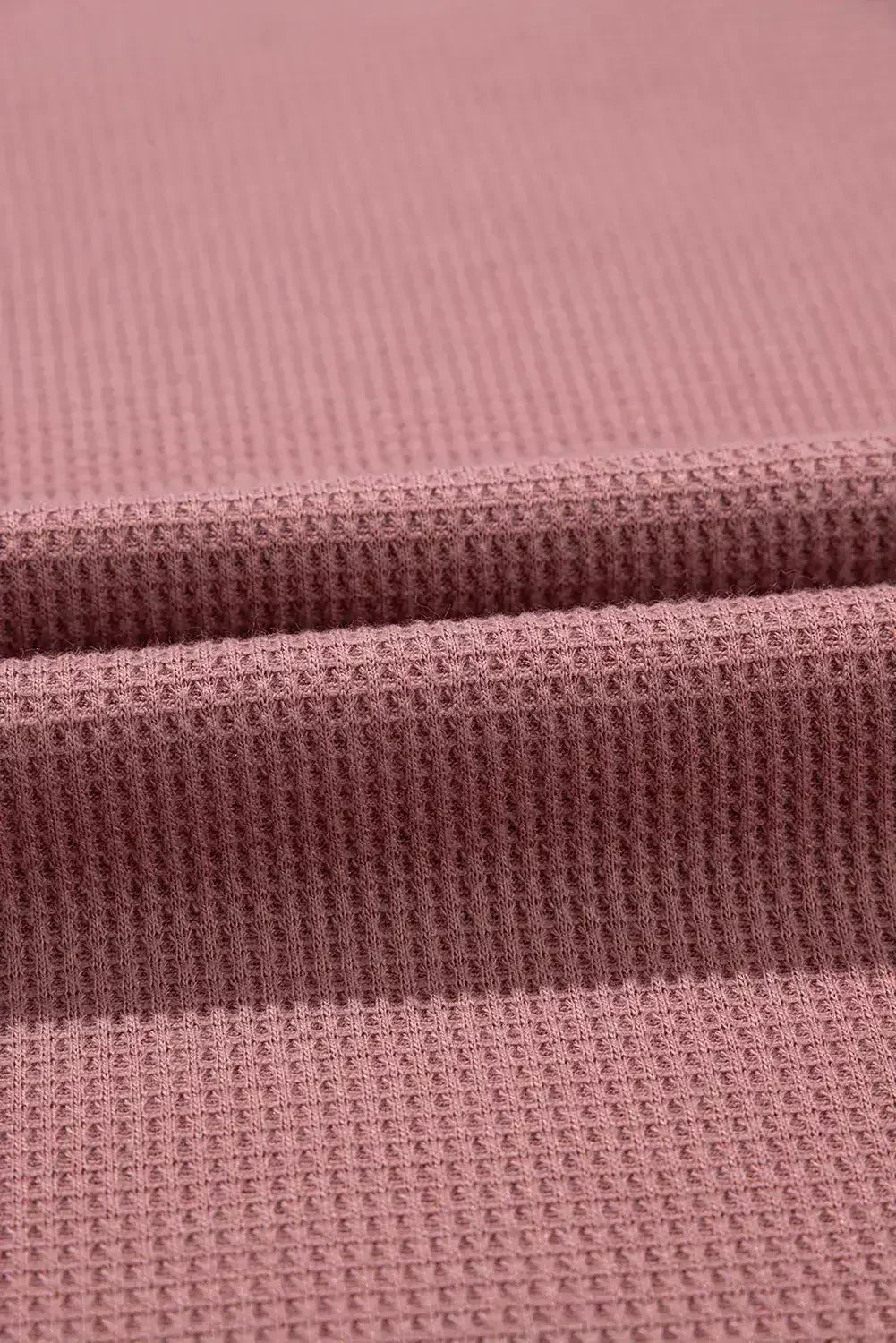 Haut texturé gaufré bleu à col en V avec manches tombantes et coutures apparentes