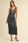 Robe fourreau midi en satin brodé à fente – Robe en satin, sexy, flatteuse, robe brodée, robe style caraco, robe midi, robe avec fente, robe élégante en satin