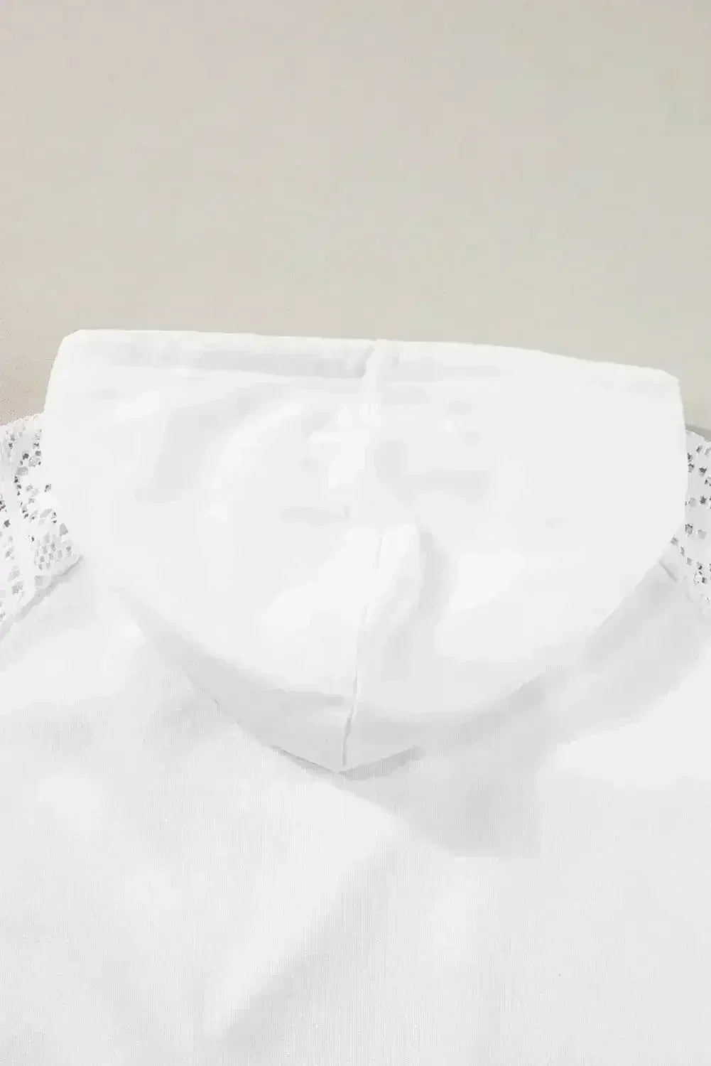Sweat à capuche à cordon avec manches patchwork en dentelle blanche