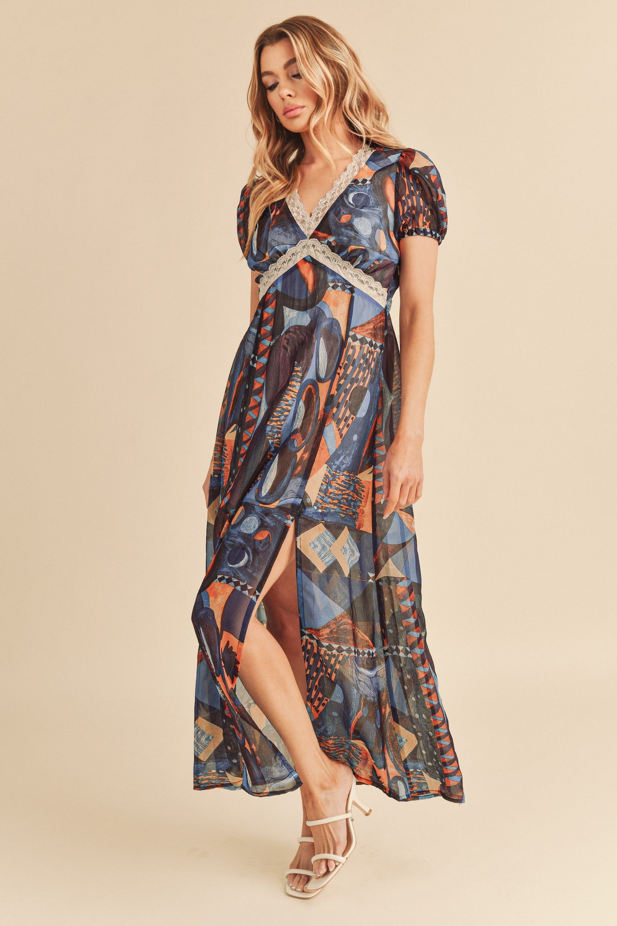 Robe longue confortable à manches courtes pour femme avec fente et imprimé géométrique détaillé en dentelle, dentelle élégante, fente séduisante, imprimé géométrique sophistiqué pour occasions décontractées et habillées