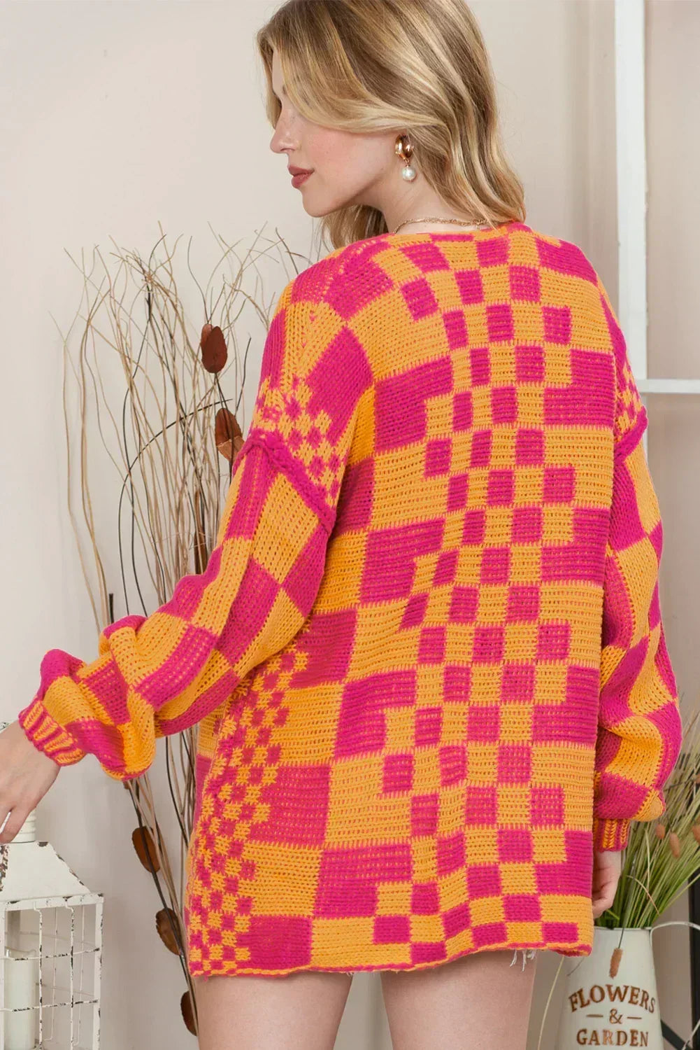 Cardigan en maille à carreaux color block taupe et ouvert sur le devant