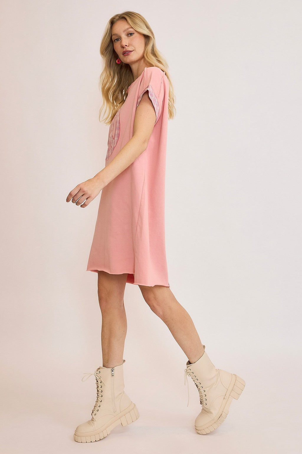 Mini-robe à manches courtes Peace Plaid Applique pour femmes – Mini-robe tendance et confortable avec détails appliqués et motif à carreaux chic