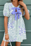 Robe courte bleu ciel à motif léopard, ornée d'un nœud sur le devant et de manches bouffantes