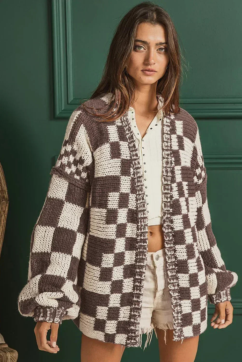 Cardigan en maille à carreaux color block taupe et ouvert sur le devant