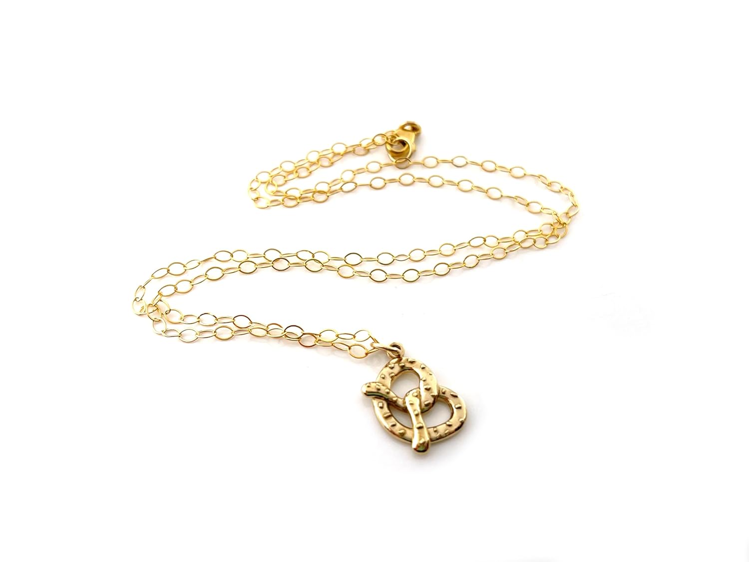 Collier Pendentif Bretzel Délicat – Chaîne en Or Rempli 14 carats | Cadeau Gourmand Fait Main