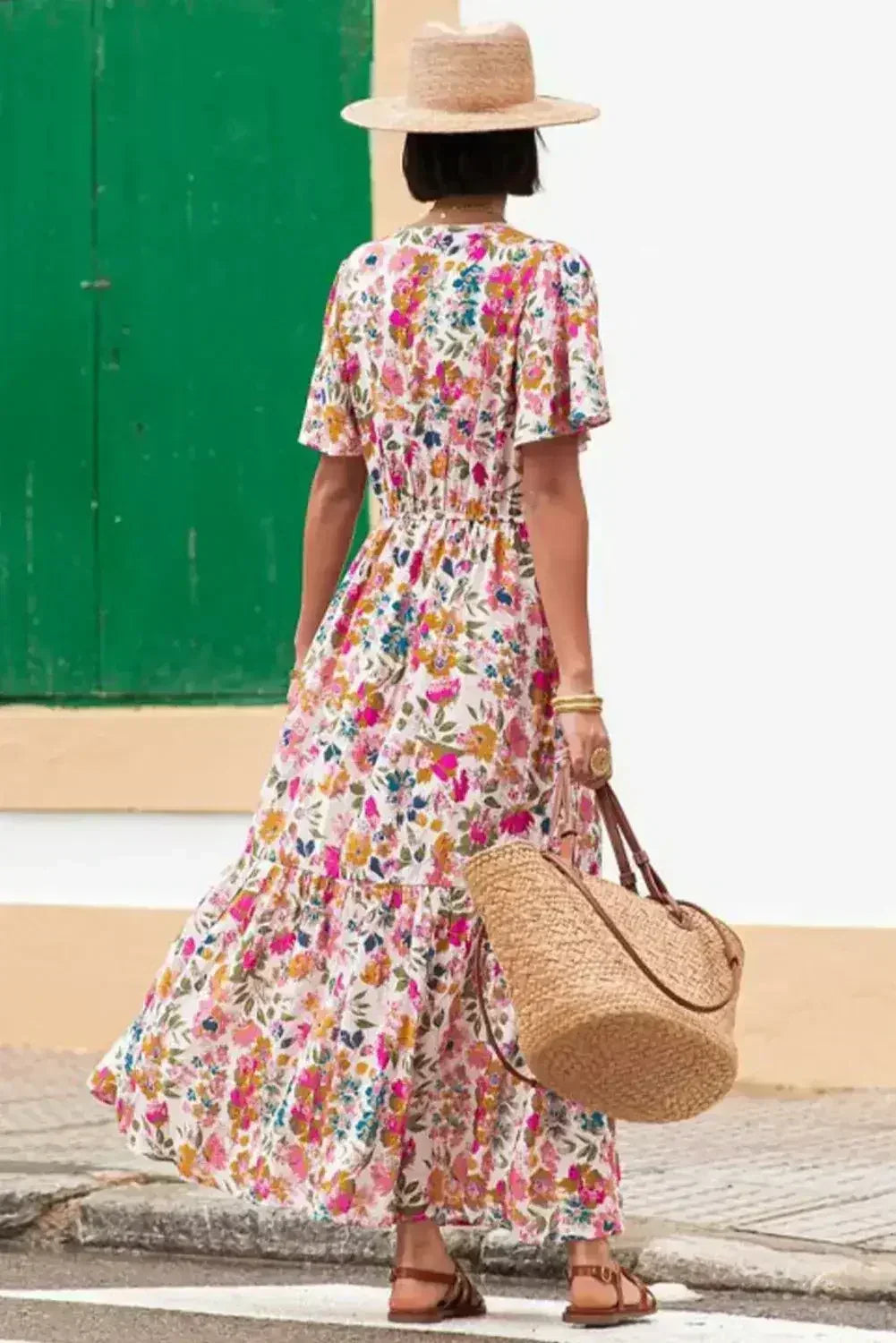 Robe longue rouge fleurie à manches courtes, col en V et taille haute