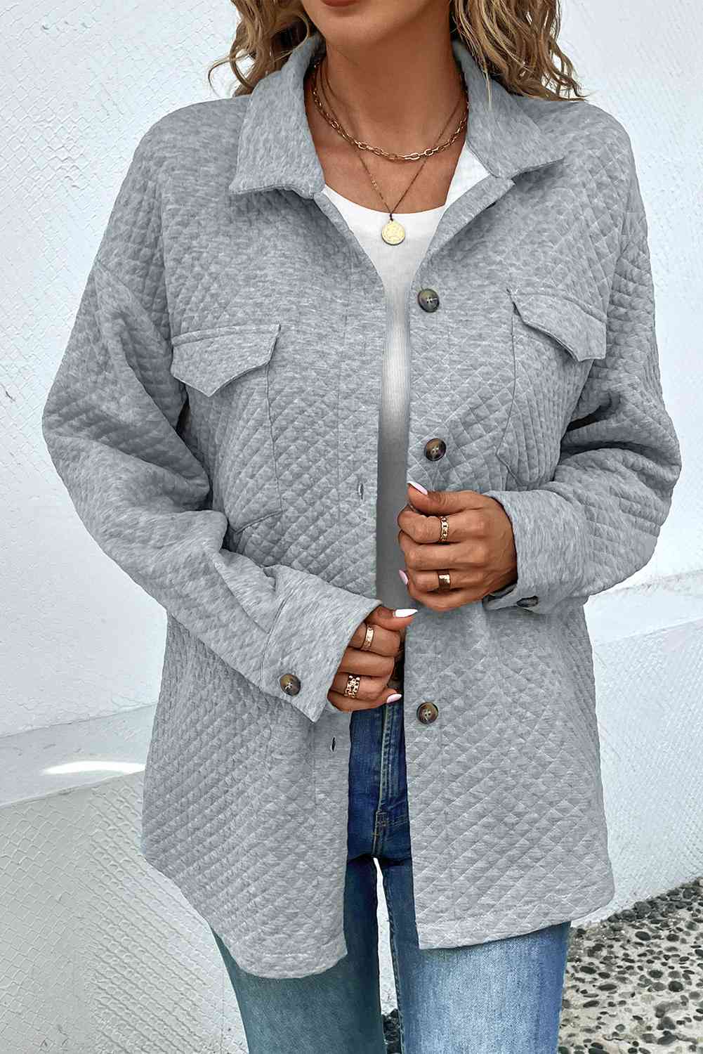 Veste boutonnée à col confortable, légère, de conception classique avec poches