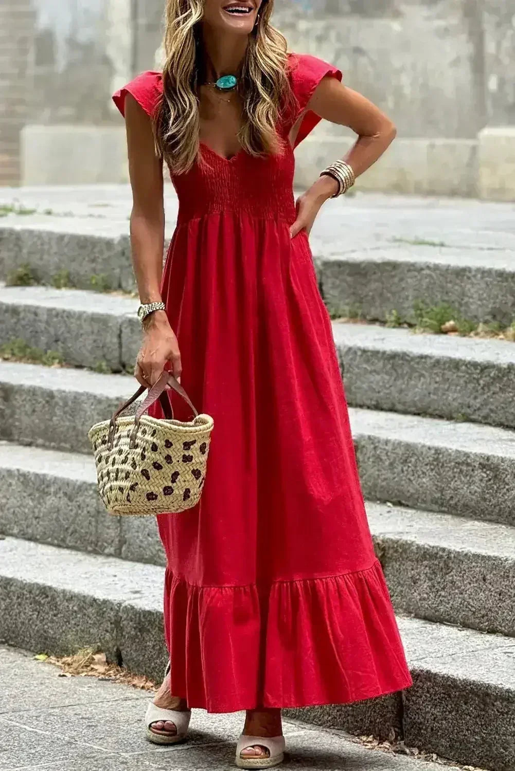 Robe longue noire à volants, col en V, taille haute et buste smocké