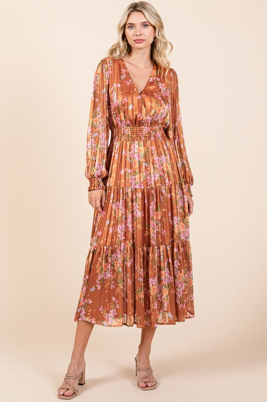 Robe longue d'été smockée à rayures lurex en satin imprimé floral – Robe longue élégante, Robe en satin lurex, Robe florale, Robe à taille smockée, Robe longue romantique, Robe de cérémonie