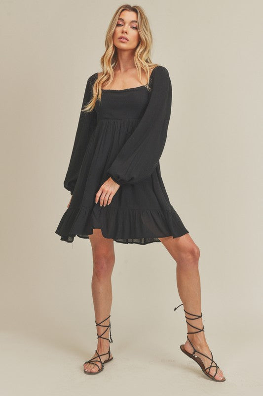 Mini-robe à col carré, manches bouffantes et ourlet à volants pour femme – Un style tendance, romantique et joueur pour toute occasion