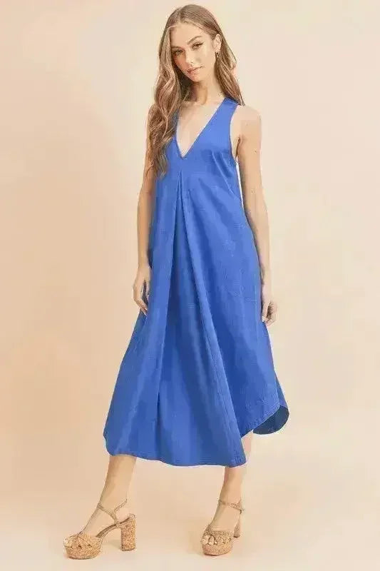 Robe midi sans manches à col en V et plis sur le devant Aemi + Co