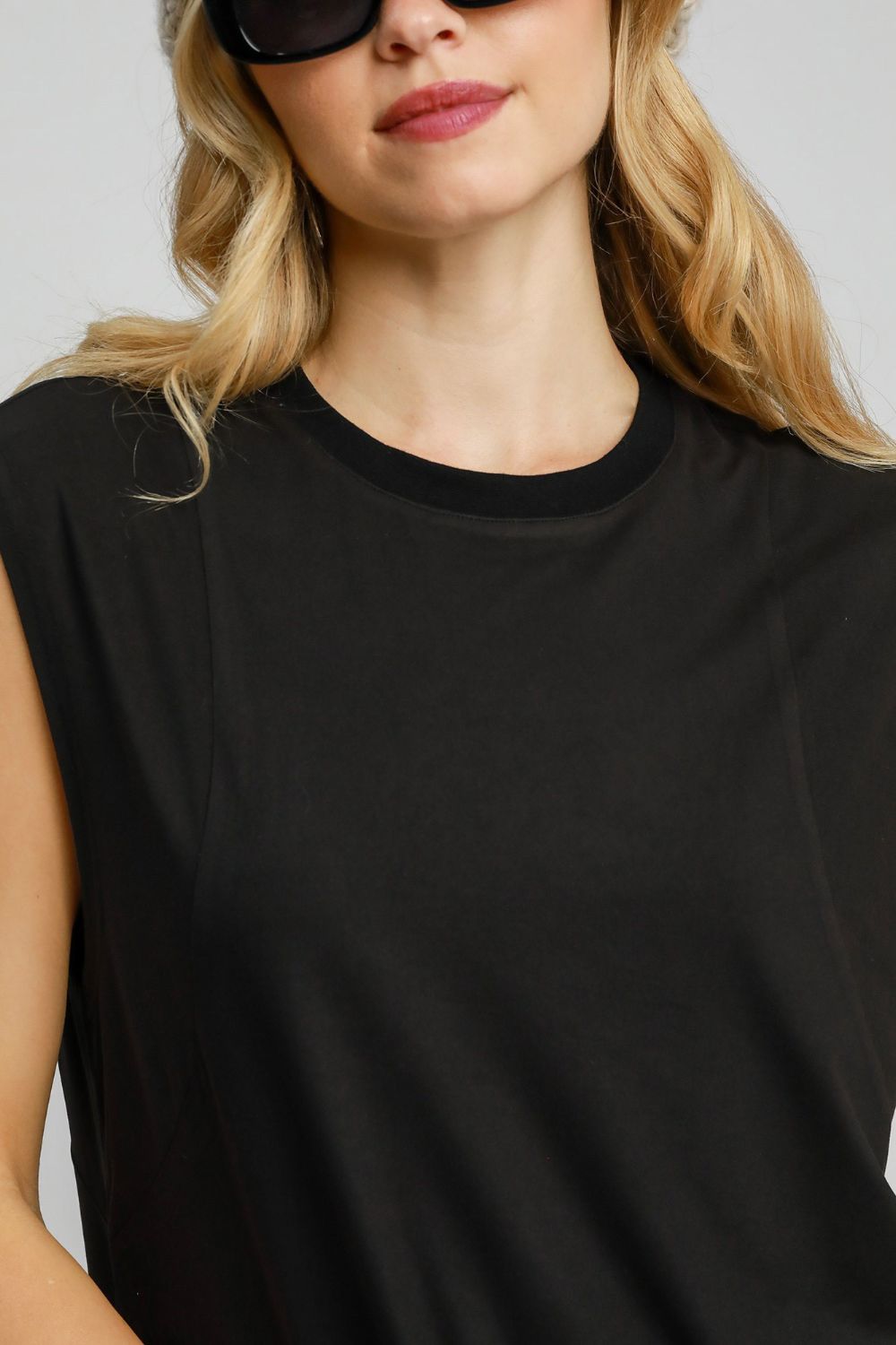 Mini-robe sans manches à col rond et ourlet asymétrique – Robe asymétrique tendance, Mini-robe sans manches, Robe à ourlet incurvé, Robe à col rond flatteuse, Robe asymétrique chic
