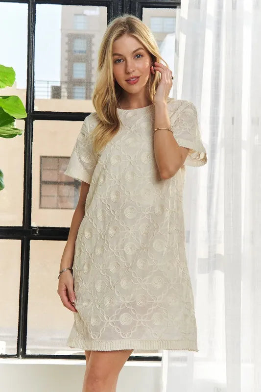 Robe Droite à Manches Courtes et Col Rond avec Appliqués – Robe droite intemporelle et élégante avec détails appliqués sophistiqués, pour un look polyvalent de jour comme de nuit