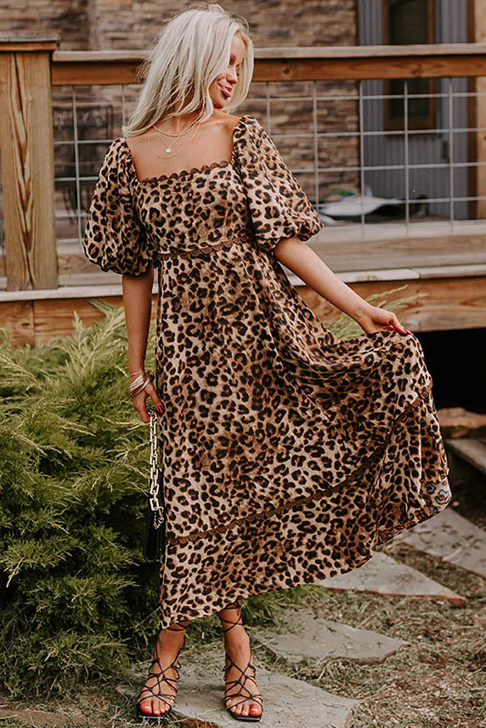 Robe longue léopard marron à manches bouffantes et liseré Ricrac