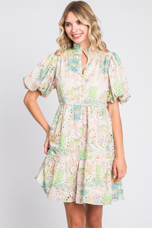 Robe d'été courte en broderie anglaise à manches bouffantes – Robe courte en broderie anglaise fleurie à manches bouffantes, aérienne, féminine et espiègle