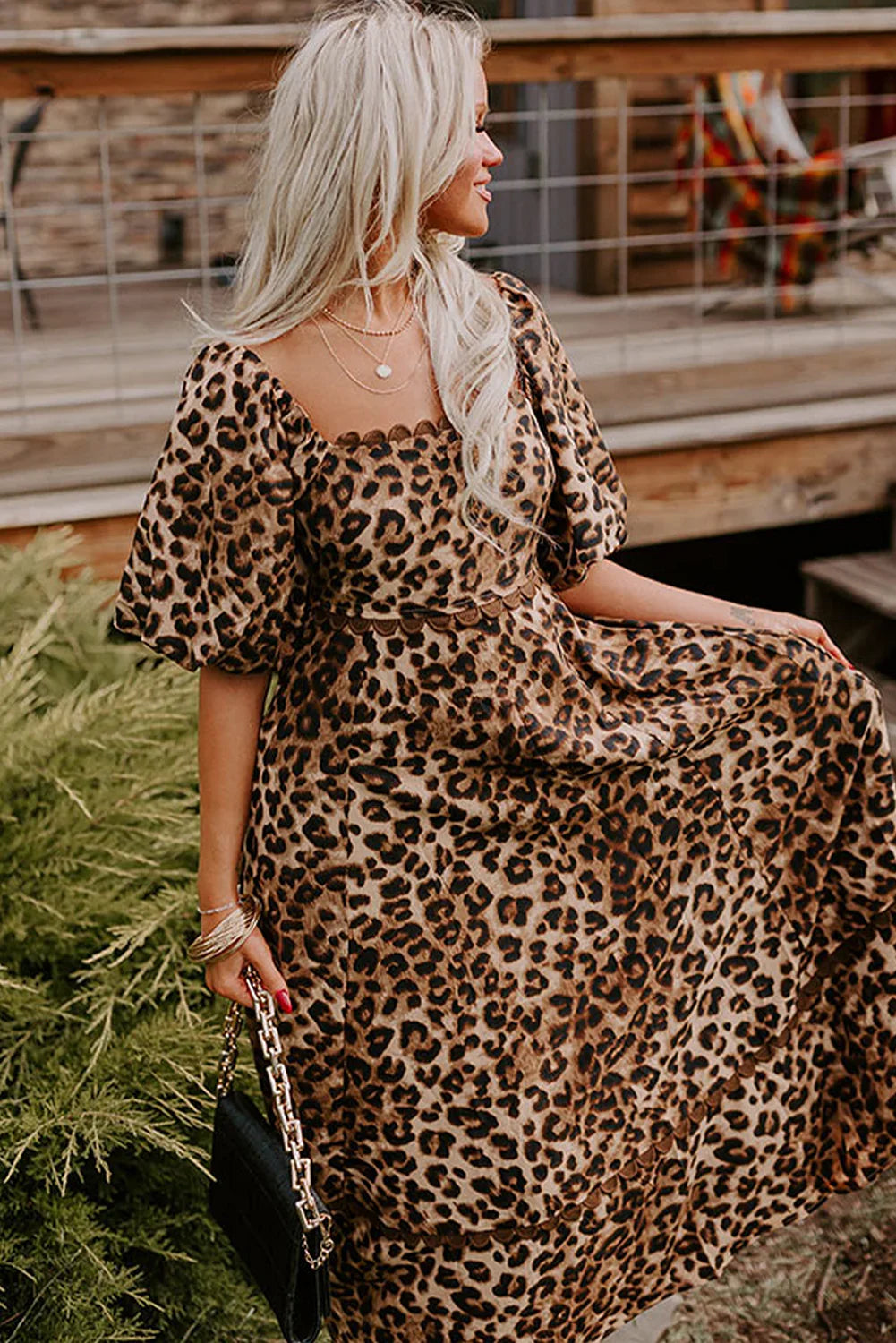 Robe longue léopard marron à manches bouffantes et liseré Ricrac