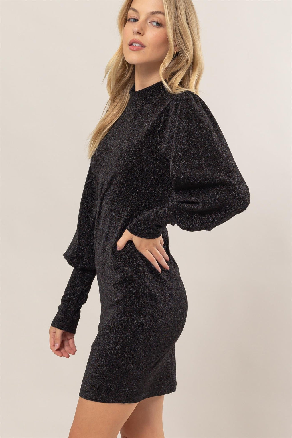 Robe mini à col montant et manches longues en paillettes – Robe à col montant scintillante, Élégante, Flatteuse, Robe en maille pailletée, Mini-robe élégante, Robe de soirée à manches longues, Robe de soirée audacieuse