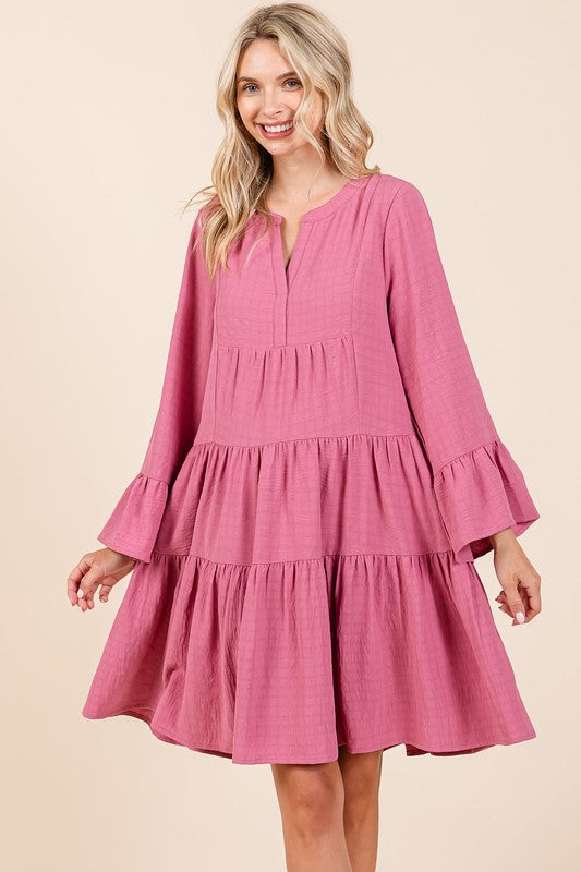 Robe évasée à encoches étagées – Une robe fluide, espiègle et élégante avec des volants et des manches évasées très tendance