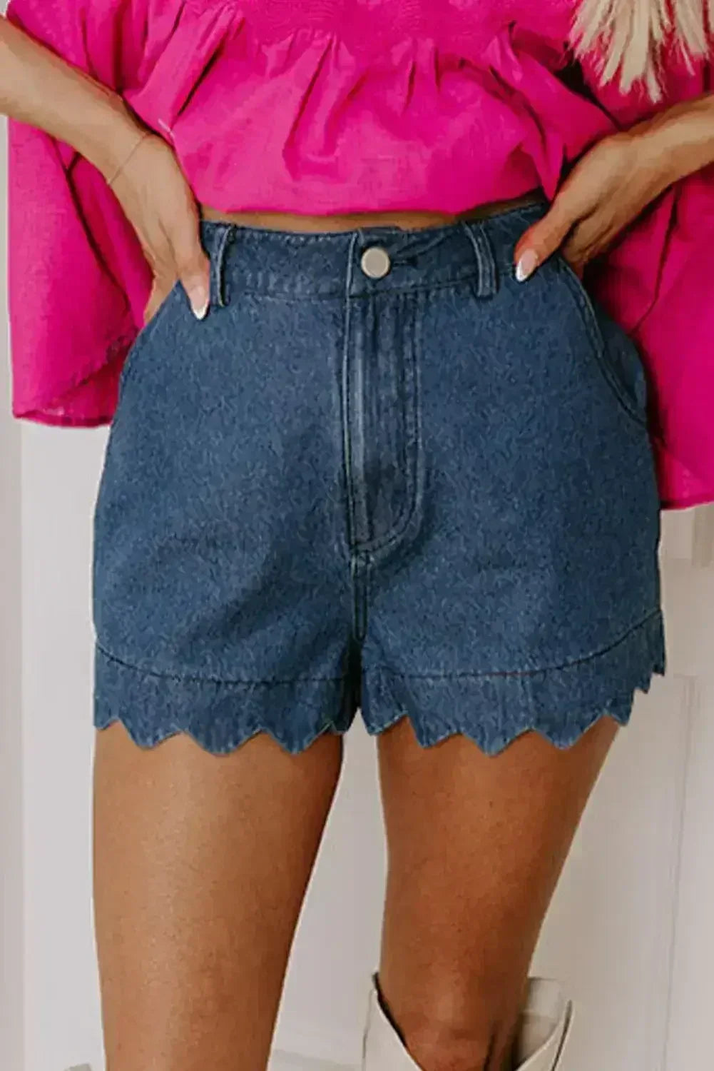 Short en jean délavé bleu à ourlet festonné