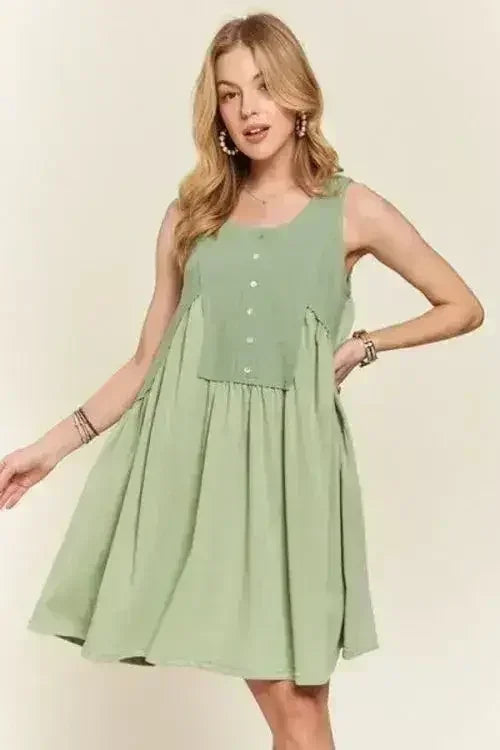 Robe Babydoll Sans Manches ADORA à Boutons Décoratifs