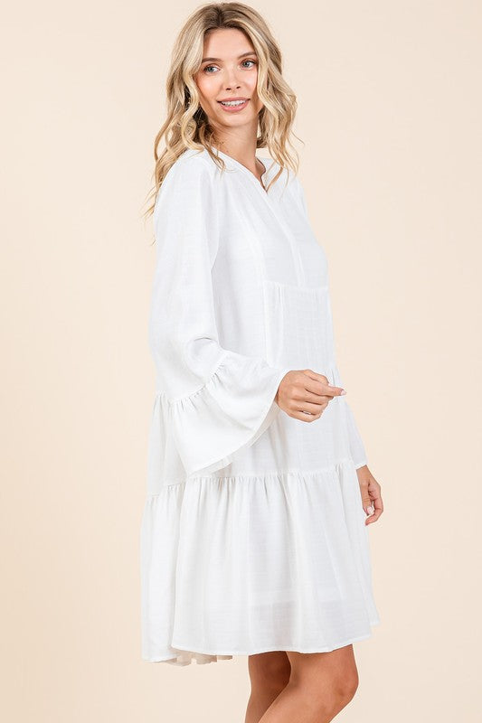 Robe étagée à manches évasées et encolure en V – Robe ludique et élégante avec manches évasées et encolure crantée