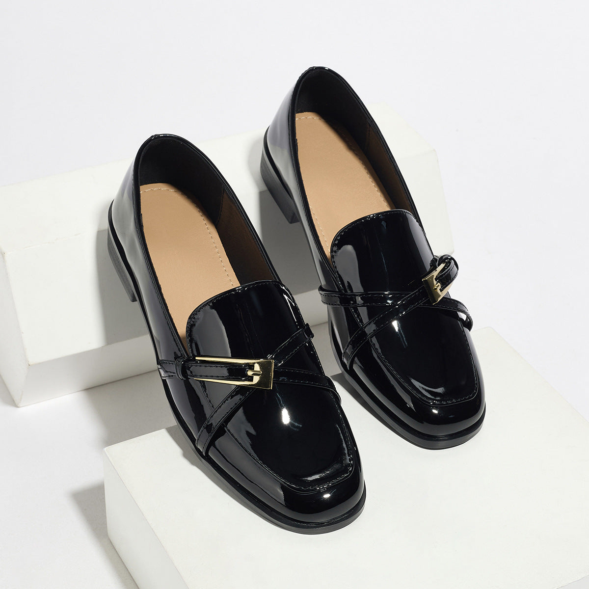 Chaussures vernies carrées pour femmes