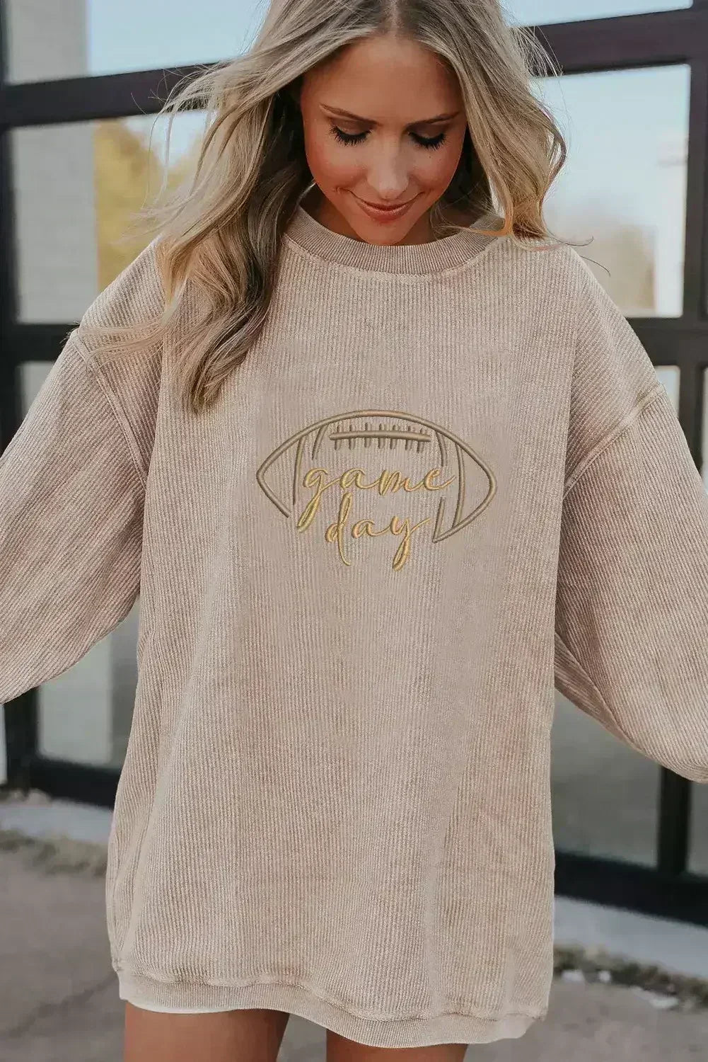Sweat-shirt graphique de football abricot – Épaules tombantes et style jour de match | Femstylo