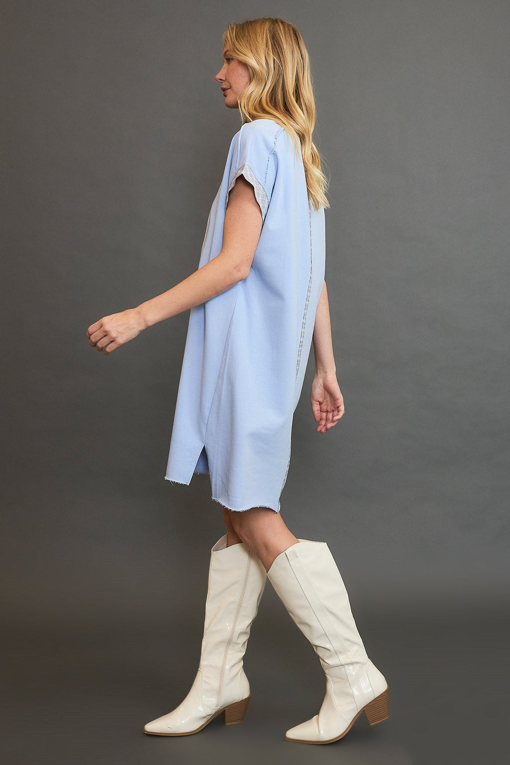 Mini-robe à manches courtes Peace Plaid Applique – Robe écossaise chic et élégante avec détails appliqués pour un look tendance et polyvalent