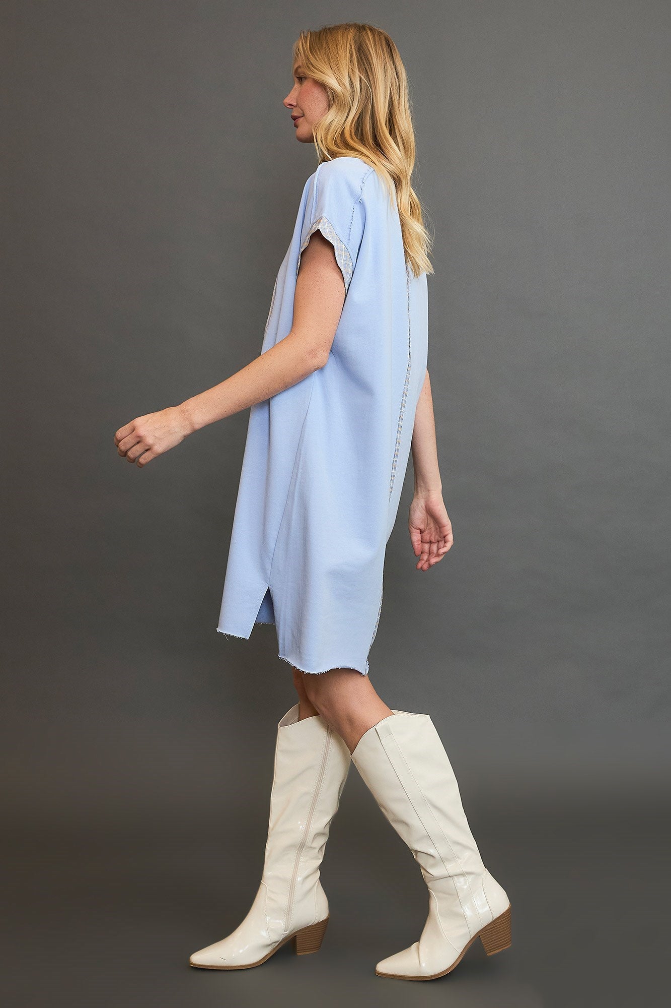 Mini-robe à manches courtes Peace Plaid Applique – Robe écossaise chic et élégante avec détails appliqués pour un look tendance et polyvalent