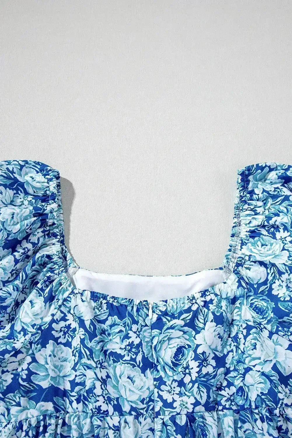 Mini-robe babydoll bleue florale à manches bouffantes
