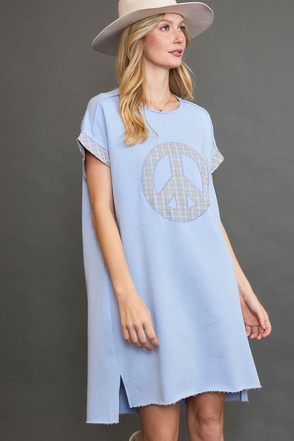 Mini-robe à manches courtes Peace Plaid Applique – Robe écossaise chic et élégante avec détails appliqués pour un look tendance et polyvalent