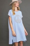 Mini-robe à manches courtes Peace Plaid Applique – Robe écossaise chic et élégante avec détails appliqués pour un look tendance et polyvalent