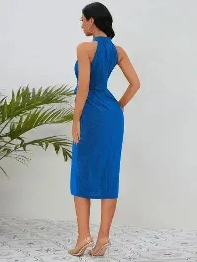 Robe sans manches à col montant, froncée et fendue