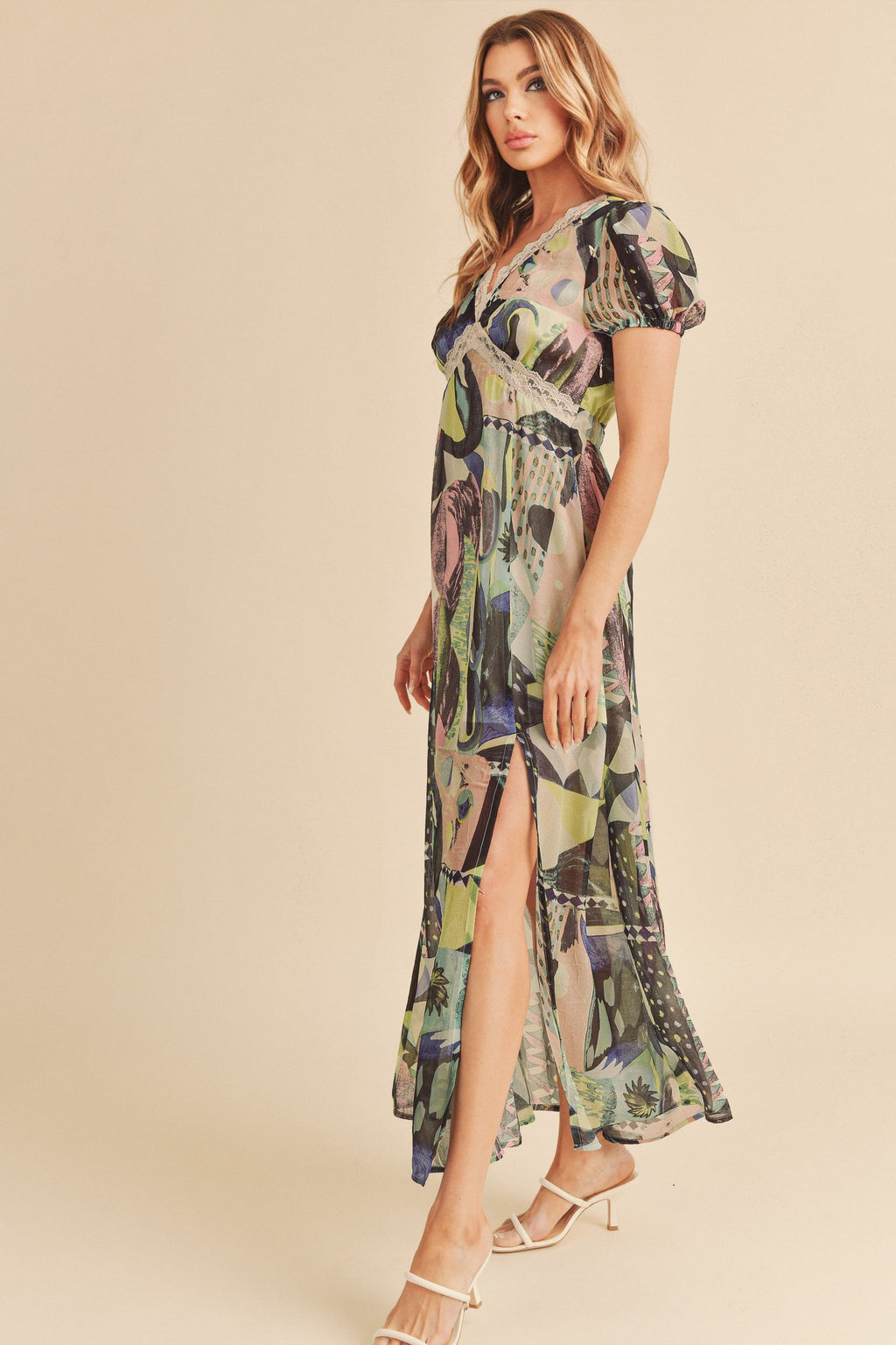 Robe longue confortable à manches courtes avec imprimé géométrique et fente, ornée de dentelle, pour femme, dentelle élégante, fente séduisante, imprimé géométrique sophistiqué pour occasions décontractées et habillées