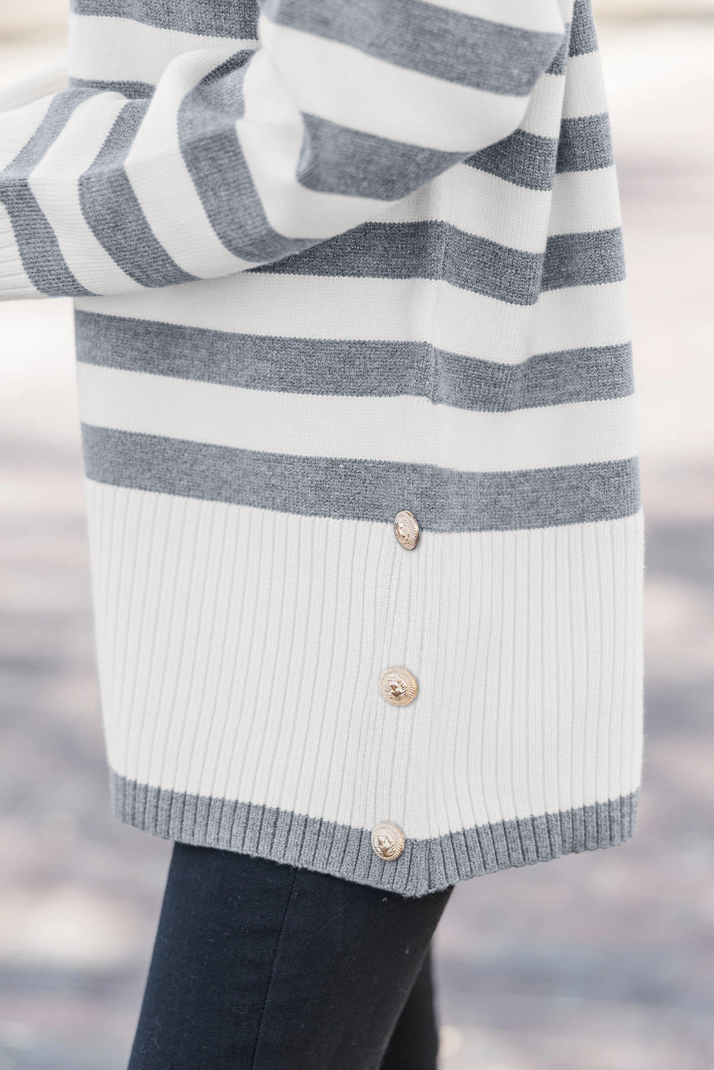 Pull tunique côtelé à rayures grises avec détails boutonnés et épaules tombantes