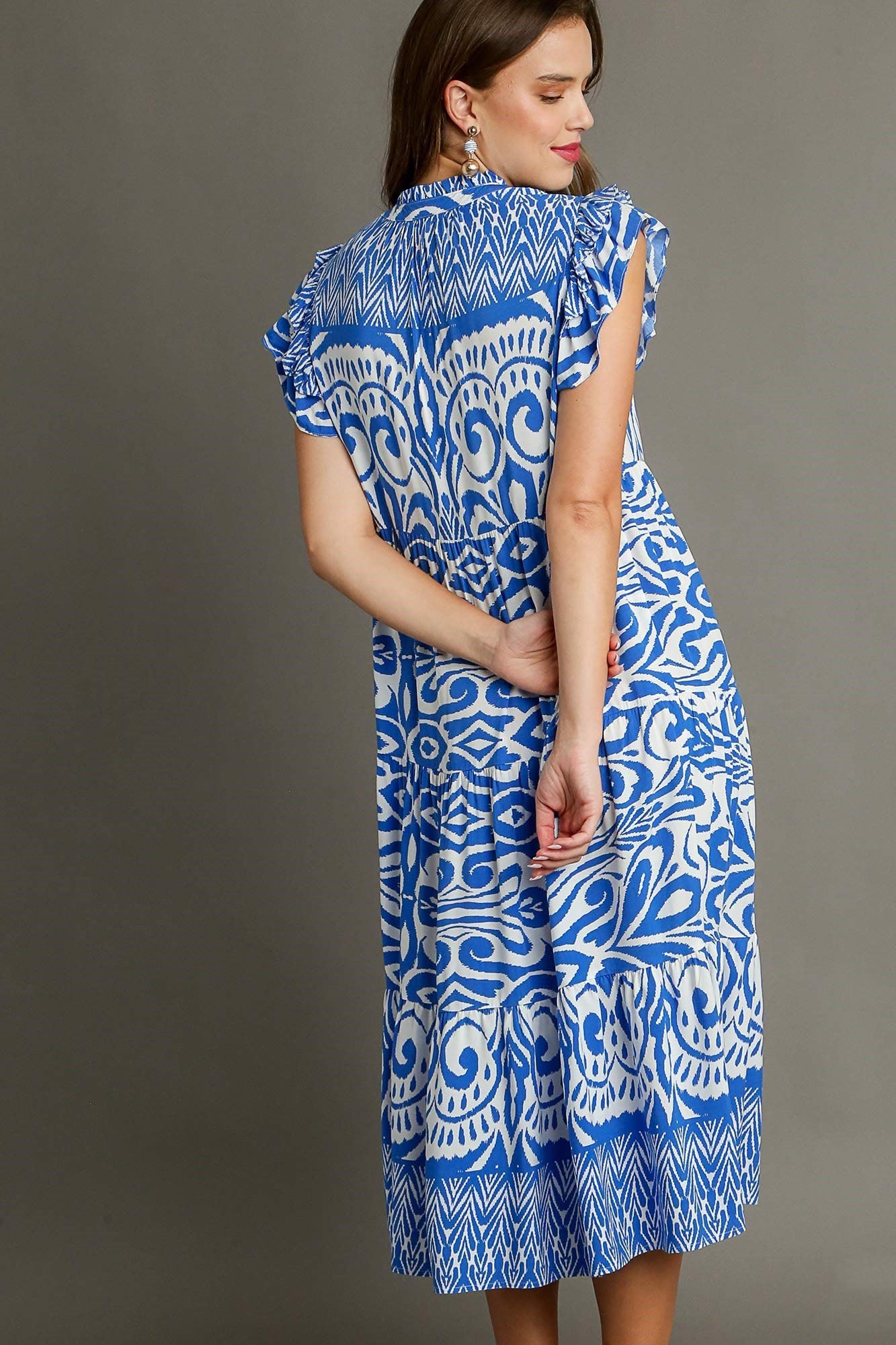 Robe mi-longue évasée à manches courtes et volants, imprimé bicolore bleu grande taille – Robe pièce maîtresse