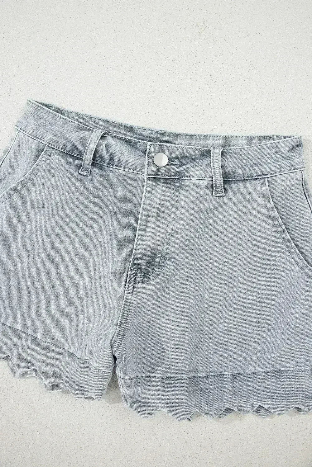 Short en jean délavé bleu à ourlet festonné