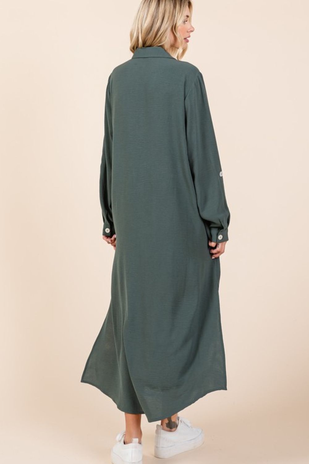 Robe longue fluide pour femme avec col en V, manches longues et boutons, robe longue décontractée, élégante et polyvalente avec détails boutonnés et fente pour un style sans effort