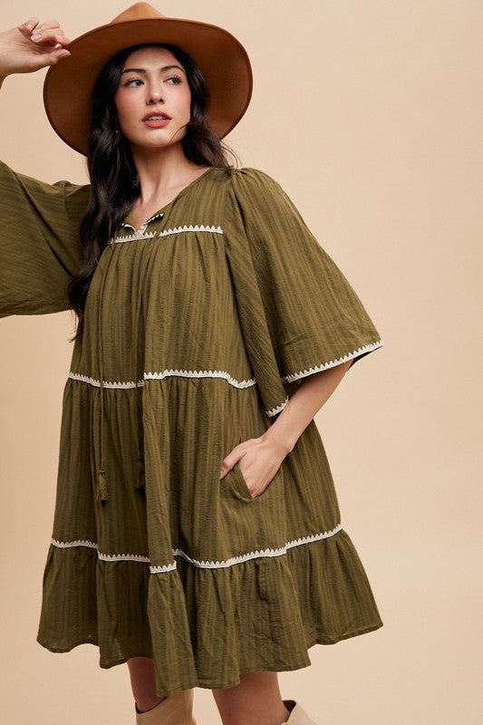 Robe étagée à demi-manches et col à nouer avec pompons et liseré contrastant – Détails bohèmes à pompons, liseré contrastant et design étagé pour un look fluide et féminin