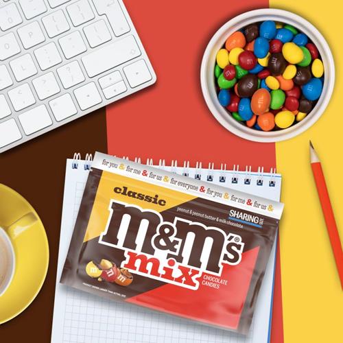 Sachet de bonbons au chocolat M&Ms Classic Mix format familial, chocolat au lait, beurre de cacahuète et cacahuète, 235 g