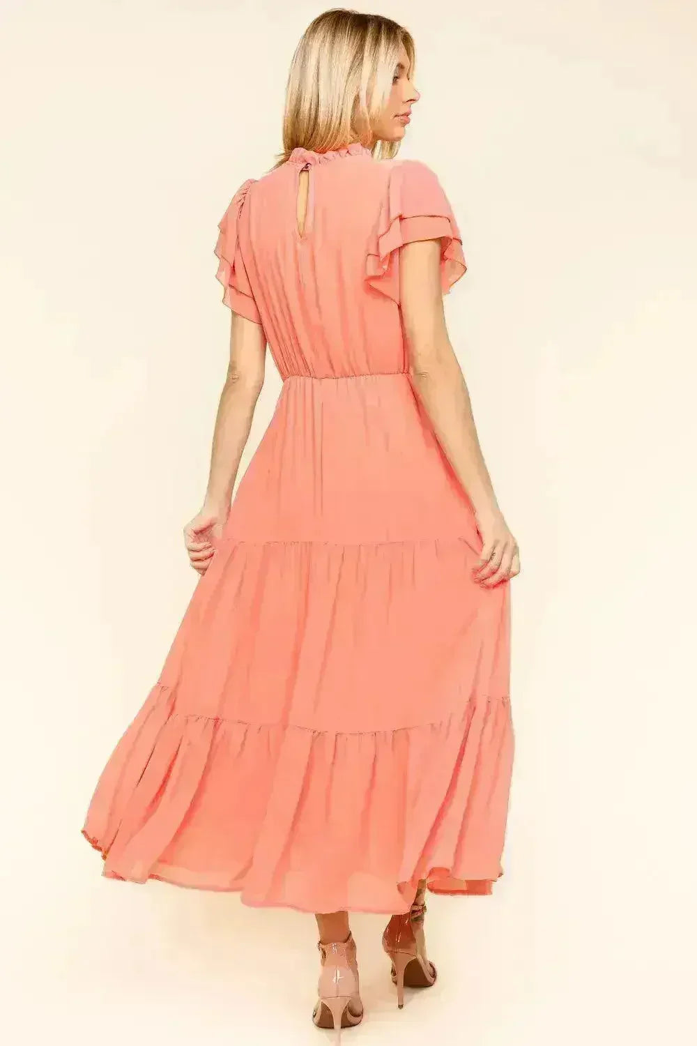 Robe sans manches à col montant et volants étagés – Style féminin et fluide