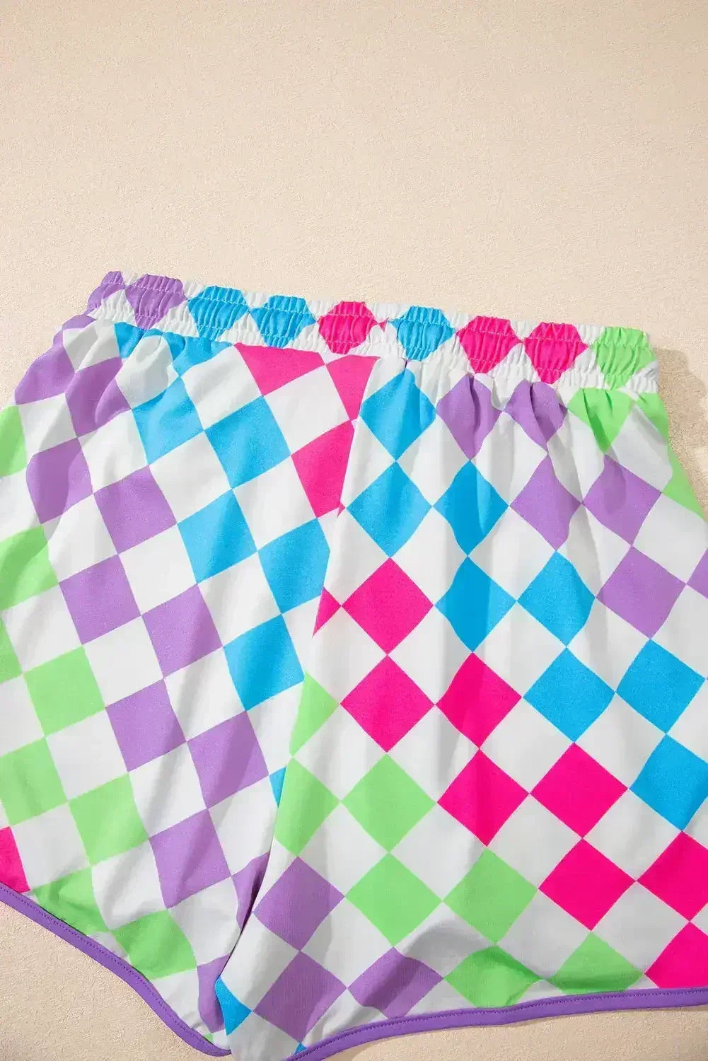 Short décontracté à taille élastique à carreaux noirs avec cordon de serrage