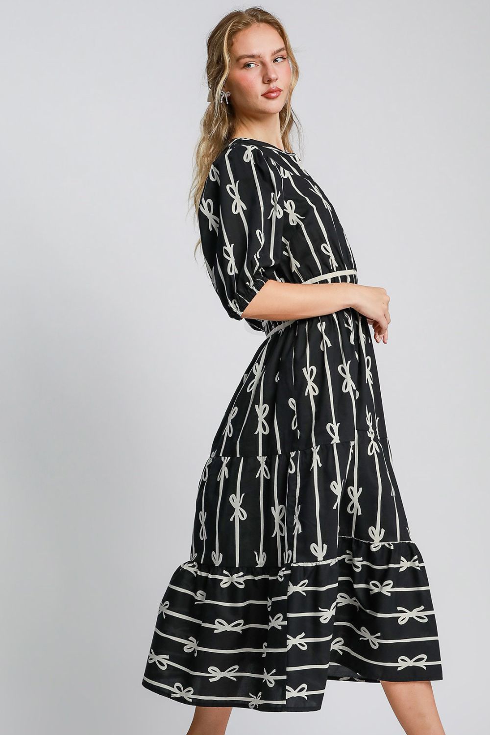 Robe midi imprimée à nœud papillon avec liseré en velours contrastant – Imprimé nœud papillon élégant, encolure à encoche moderne, liseré en velours luxueux, robe midi sophistiquée pour les occasions spéciales